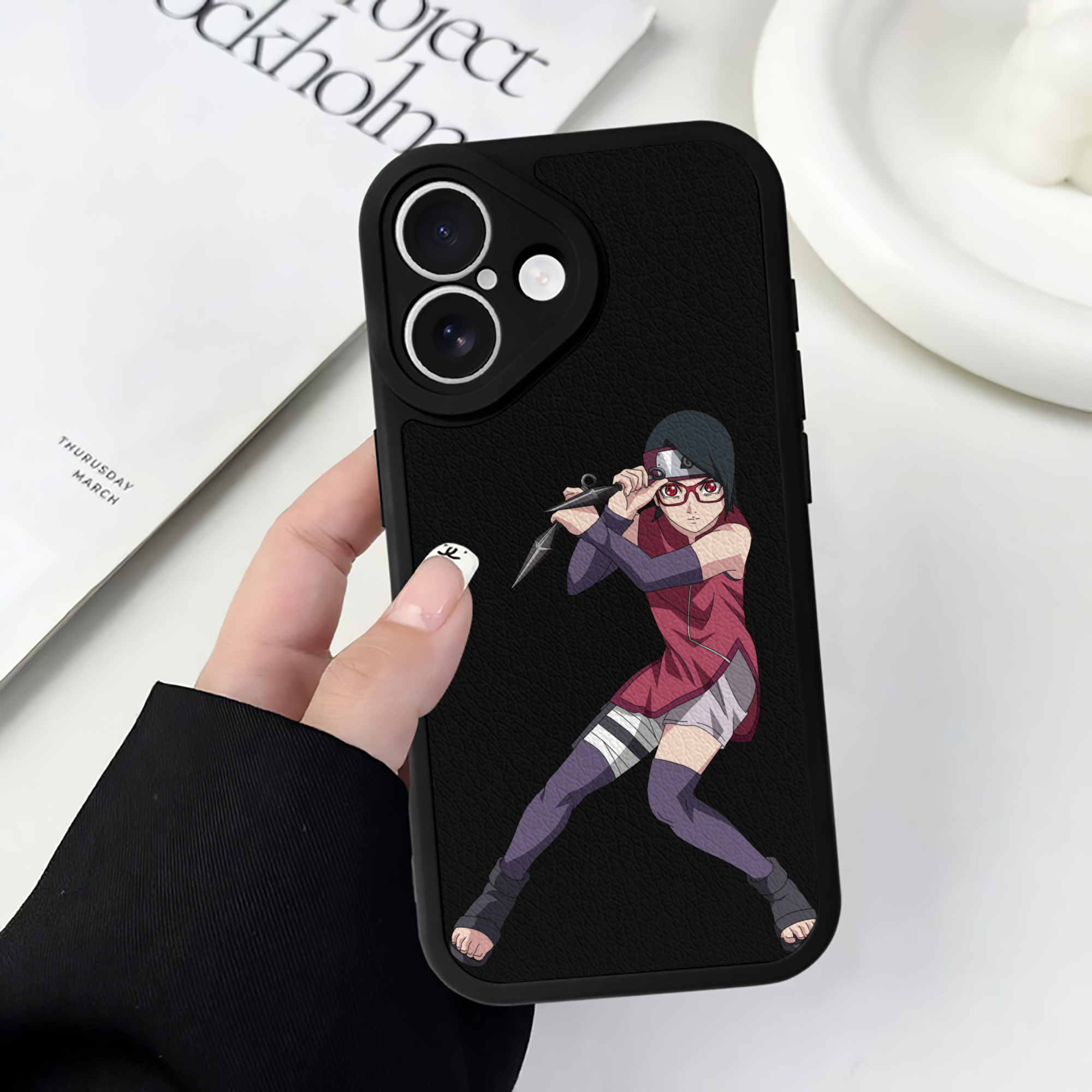 （画像用） NARUTO -ナルト- うちは サラダ Uchiha Sarada 【iPhone 16シリーズ対応】シリコンスマホケース（レザー調） 材質：シリコン